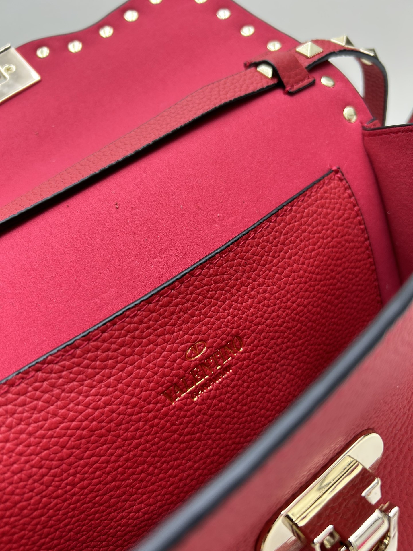 荔纹 Valentino 华伦 专柜主推款💪百搭、时尚，包包手感好到你不相信材质:进口摔纹皮配进口皮内里