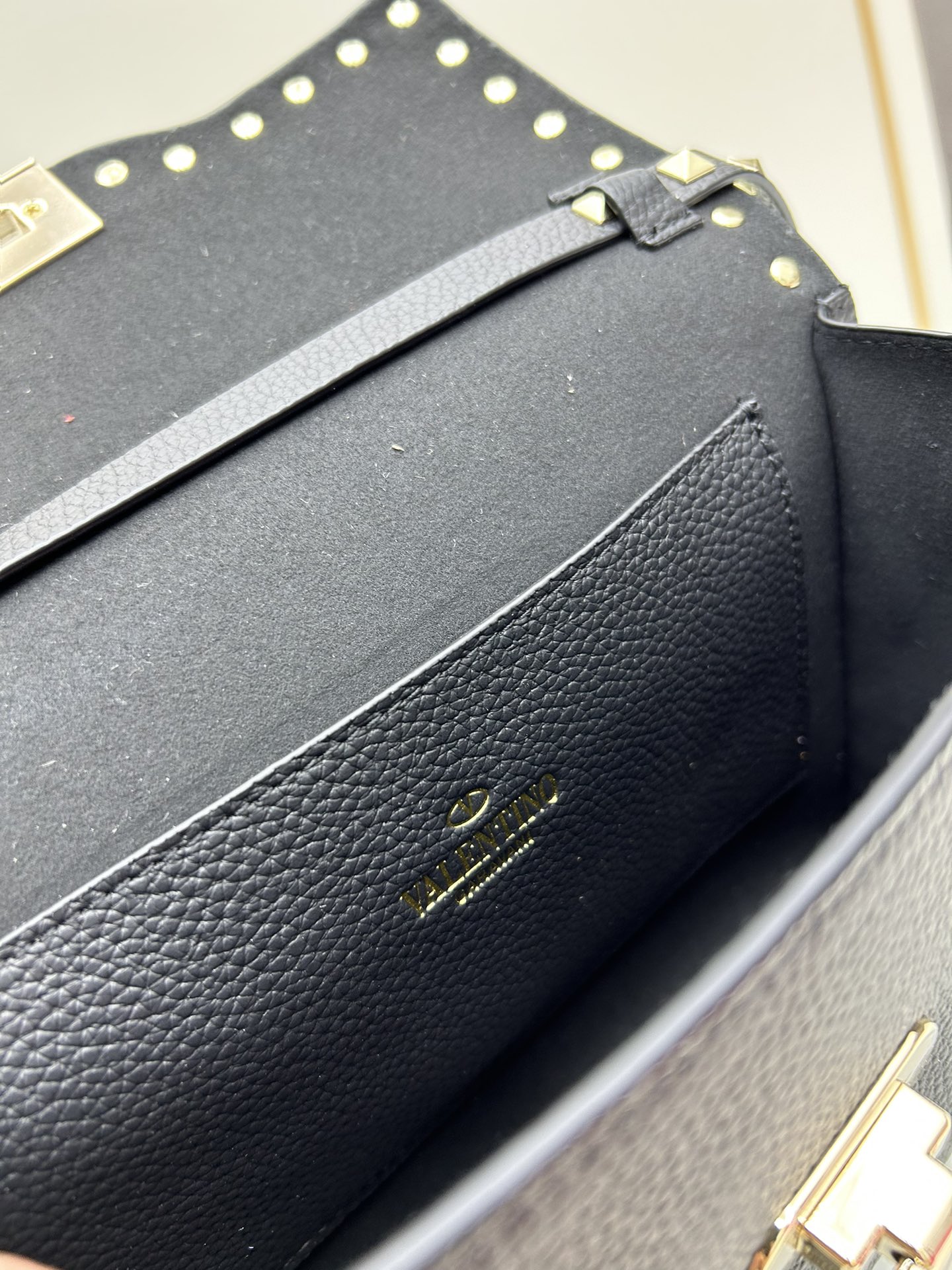 荔纹 Valentino 华伦 专柜主推款💪百搭、时尚，包包手感好到你不相信材质:进口摔纹皮配进口皮内里