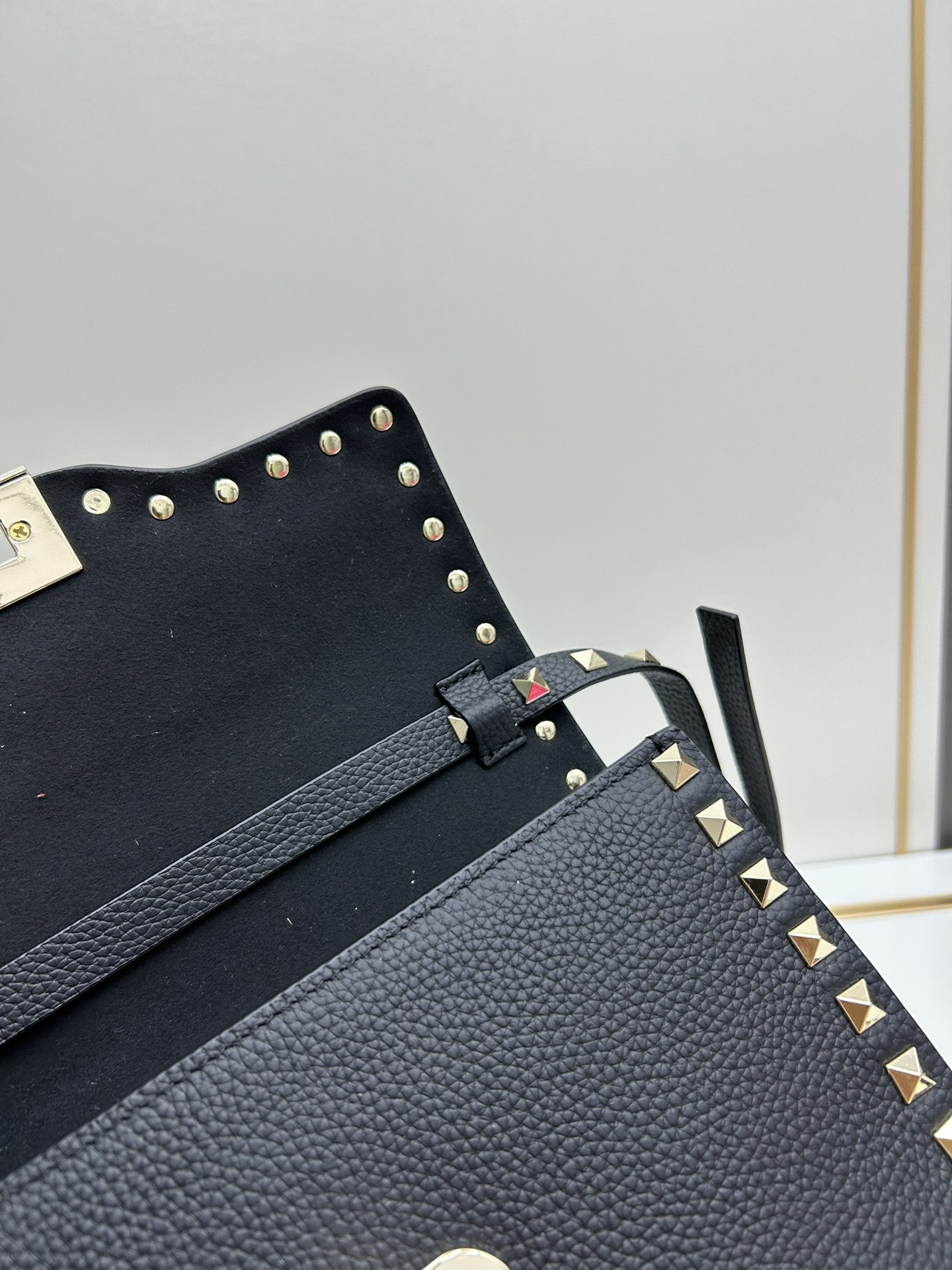 荔纹 Valentino 华伦 专柜主推款💪百搭、时尚，包包手感好到你不相信材质:进口摔纹皮配进口皮内里