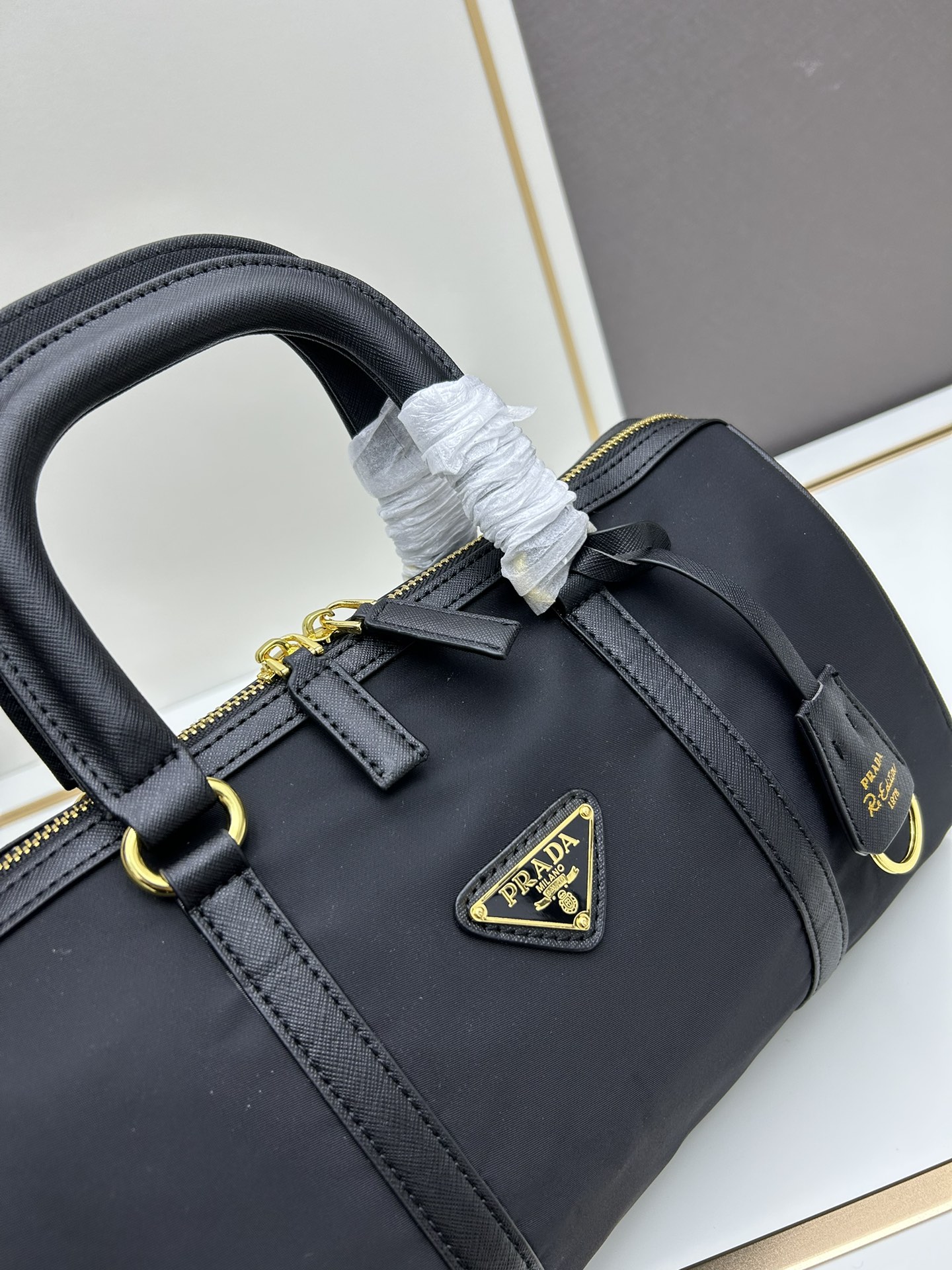 330 Prada Re-Edition 1978中号再生尼龙与Saffiano皮革手提包 1978