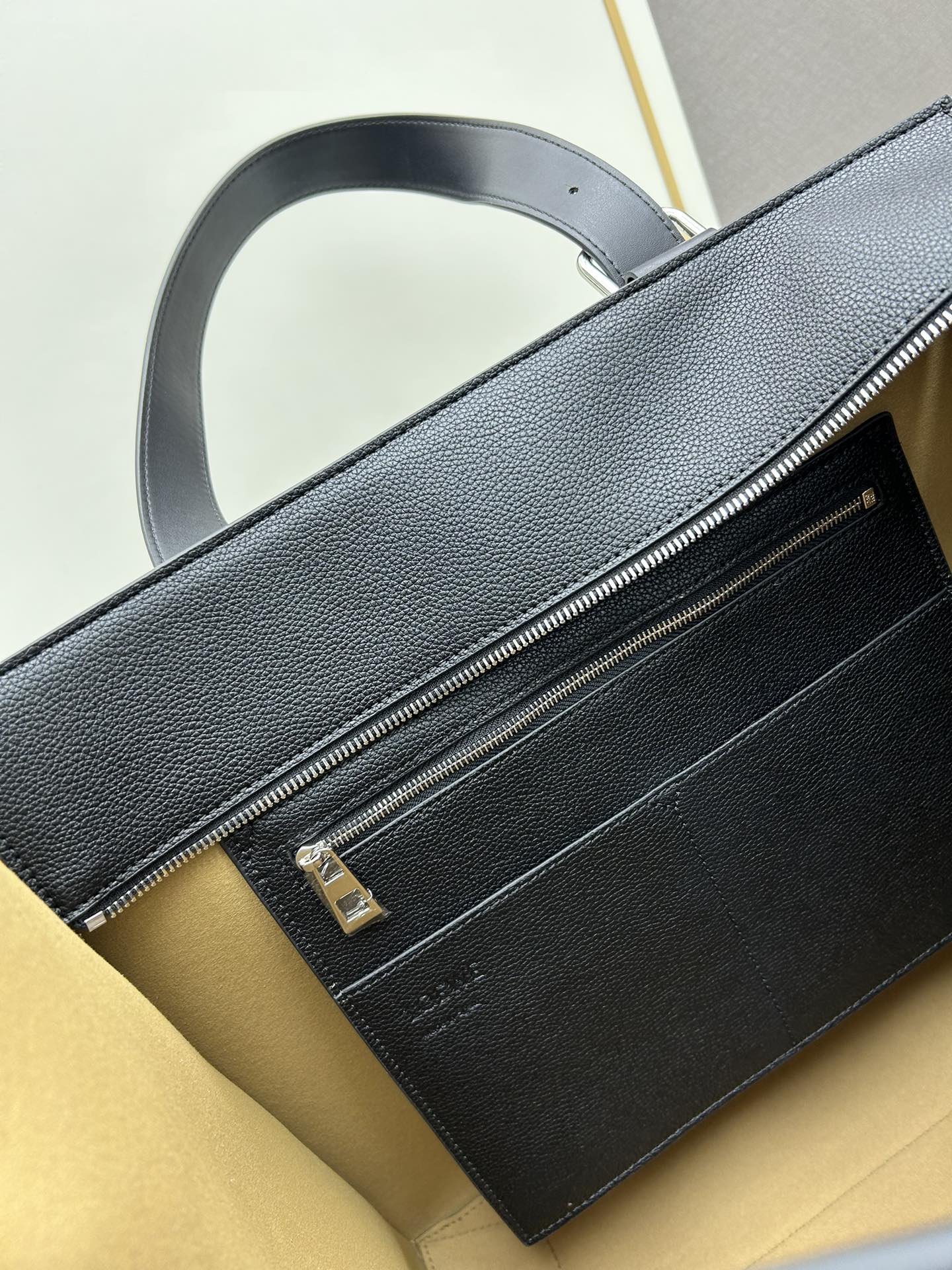 800 Loewe Buckle Tote手袋 新版本带拉链 
男仕托特包，型號3050A
宽大的容量和纤细的轮廓。扁平和不对称的双顶部手柄，饰有标志性的弧形开口搭扣，可通过链扣调节，适合不同的携带方式。主要特点：偏宽扁平矩形包身，内部拉链口袋，两个缝合插袋隔层，真皮里里，Anagram压印点缀 
尺寸36-33-17cm