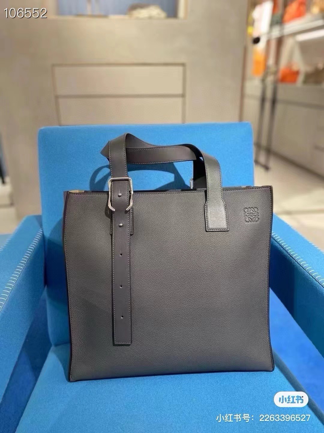 800 Loewe Buckle Tote手袋 新版本带拉链 
男仕托特包，型號3050A
宽大的容量和纤细的轮廓。扁平和不对称的双顶部手柄，饰有标志性的弧形开口搭扣，可通过链扣调节，适合不同的携带方式。主要特点：偏宽扁平矩形包身，内部拉链口袋，两个缝合插袋隔层，真皮里里，Anagram压印点缀 
尺寸36-33-17cm