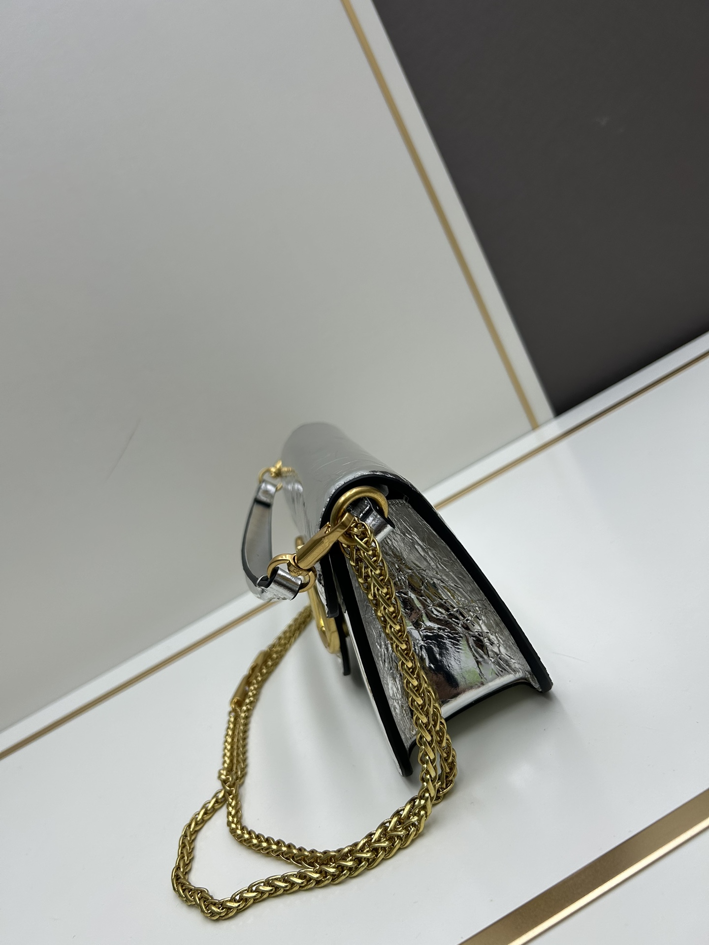 经典包袋升级，占据街头焦点。标志性铆钉点缀包身与包带，再来点新颜色瞧瞧，解锁无限搭配可能！金属链条和细腻