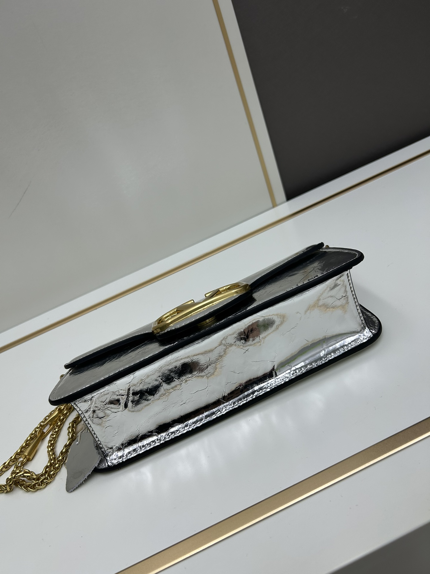 经典包袋升级，占据街头焦点。标志性铆钉点缀包身与包带，再来点新颜色瞧瞧，解锁无限搭配可能！金属链条和细腻