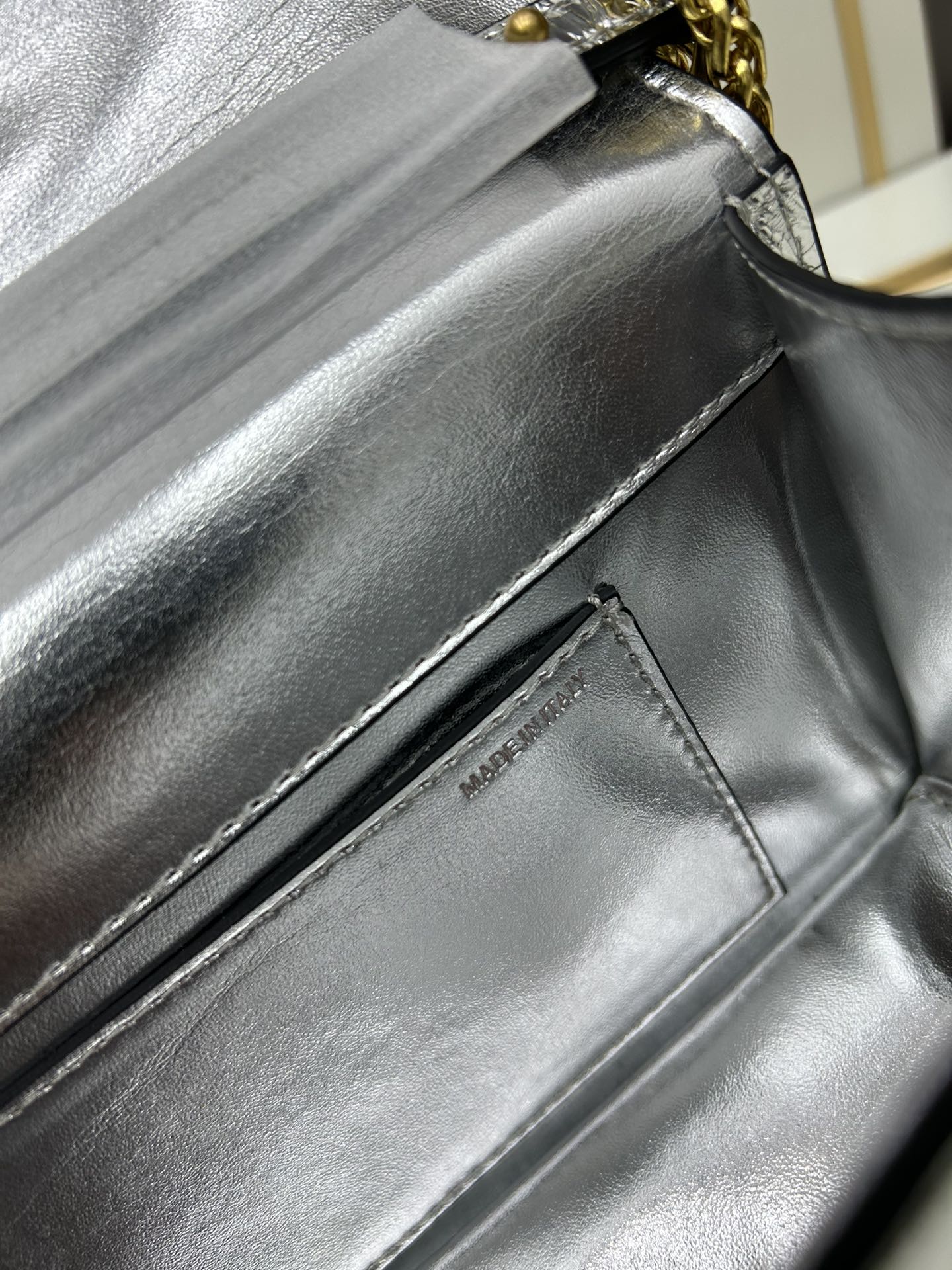 经典包袋升级，占据街头焦点。标志性铆钉点缀包身与包带，再来点新颜色瞧瞧，解锁无限搭配可能！金属链条和细腻