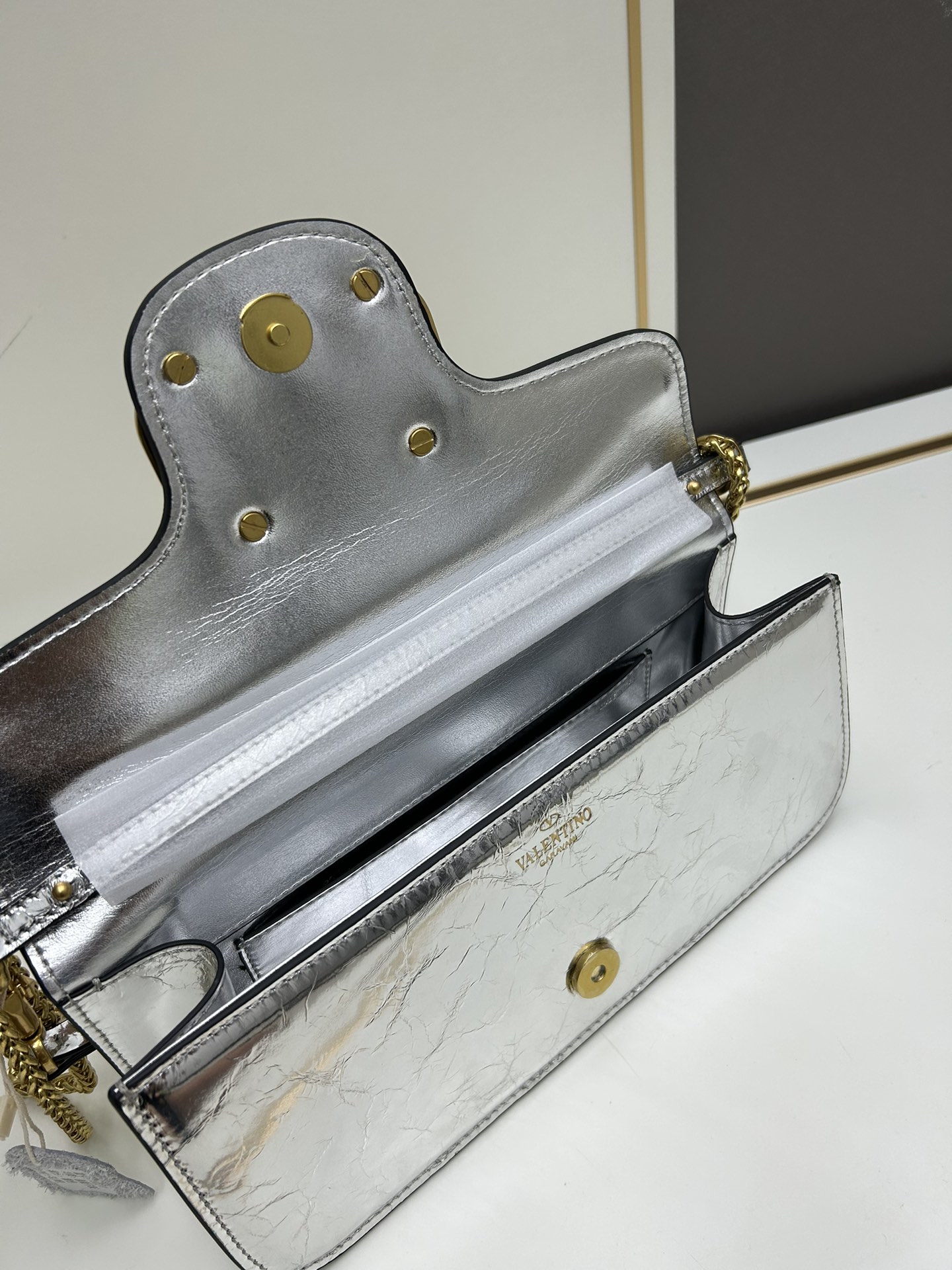 经典包袋升级，占据街头焦点。标志性铆钉点缀包身与包带，再来点新颜色瞧瞧，解锁无限搭配可能！金属链条和细腻