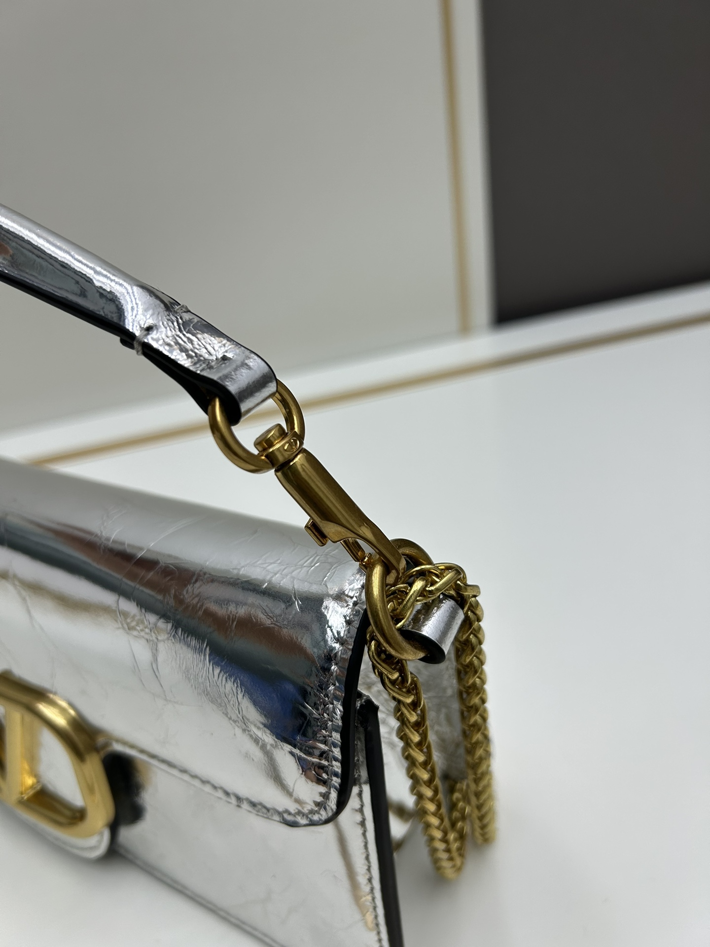 经典包袋升级，占据街头焦点。标志性铆钉点缀包身与包带，再来点新颜色瞧瞧，解锁无限搭配可能！金属链条和细腻