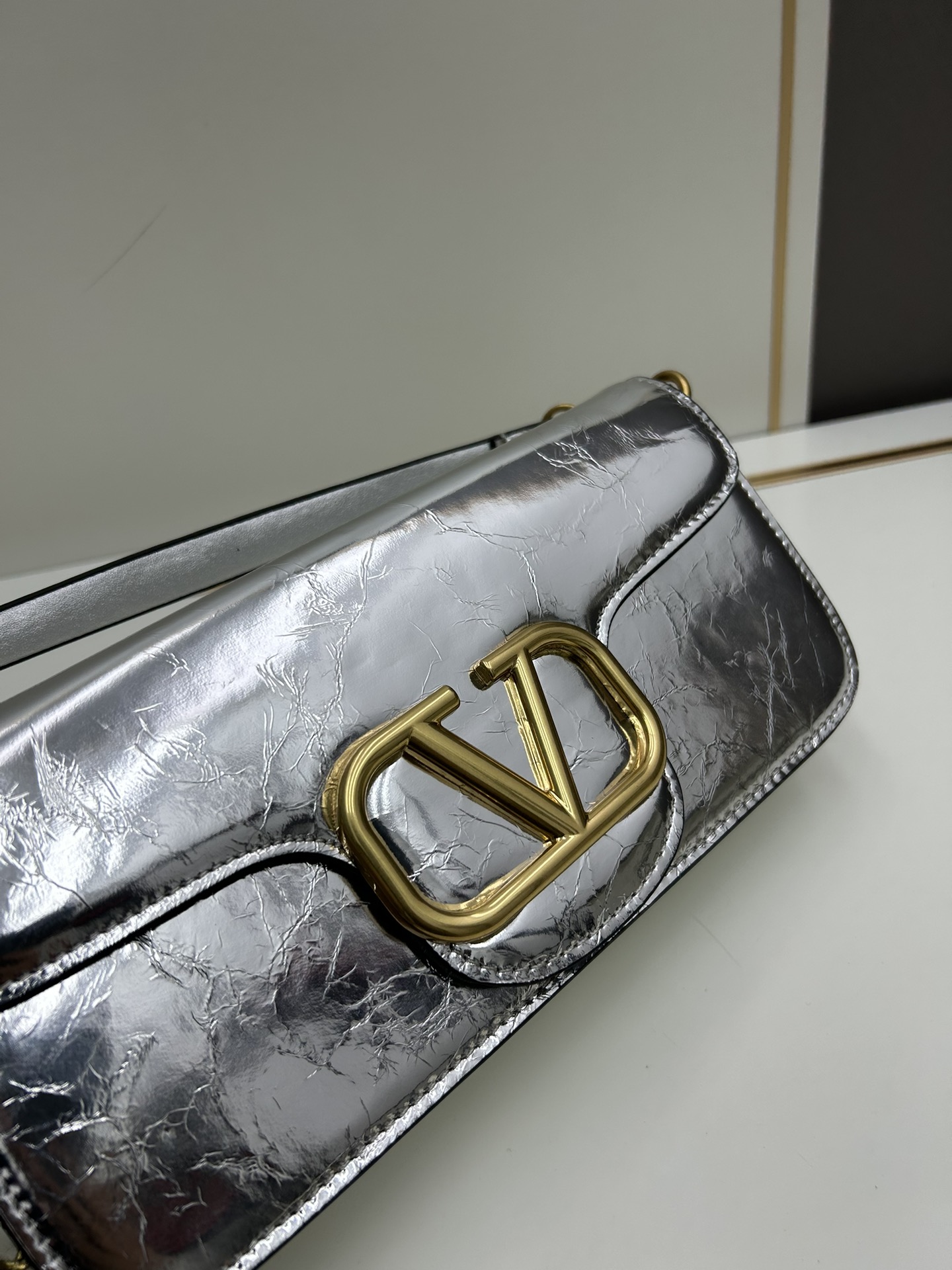 经典包袋升级，占据街头焦点。标志性铆钉点缀包身与包带，再来点新颜色瞧瞧，解锁无限搭配可能！金属链条和细腻