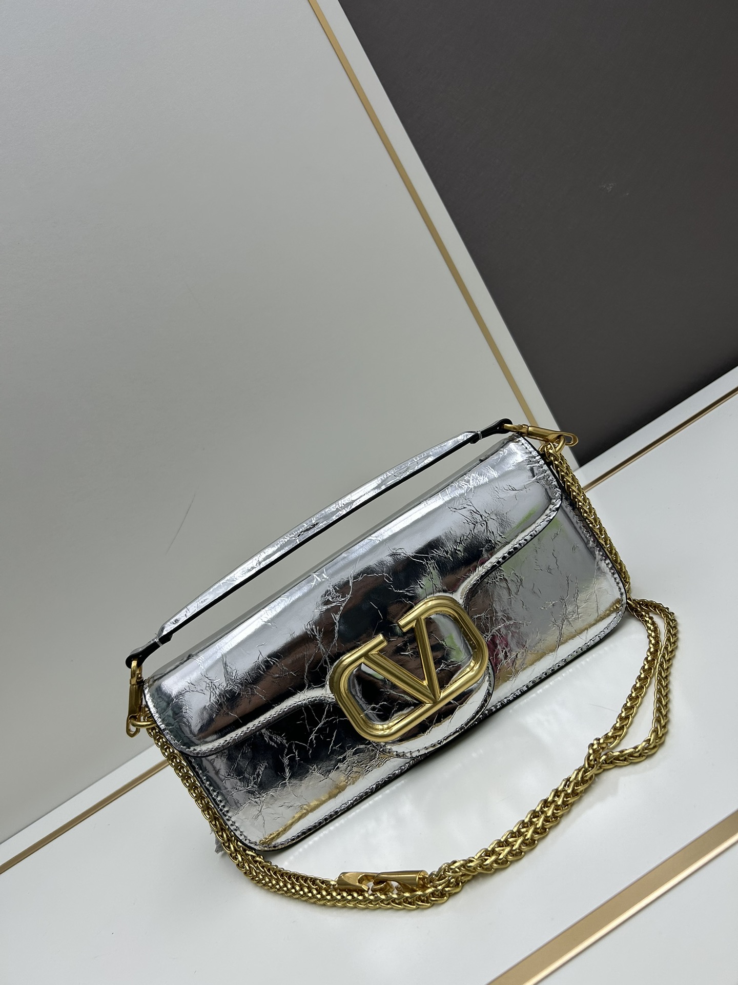 经典包袋升级，占据街头焦点。标志性铆钉点缀包身与包带，再来点新颜色瞧瞧，解锁无限搭配可能！金属链条和细腻