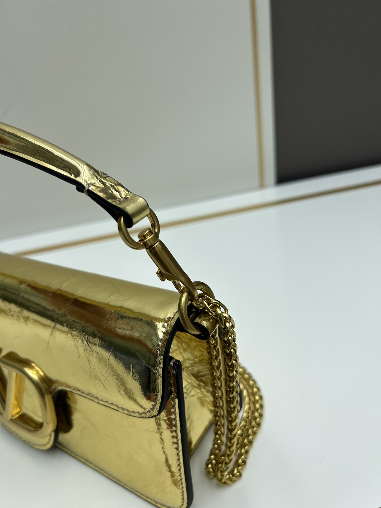 经典包袋升级，占据街头焦点。标志性铆钉点缀包身与包带，再来点新颜色瞧瞧，解锁无限搭配可能！金属链条和细腻