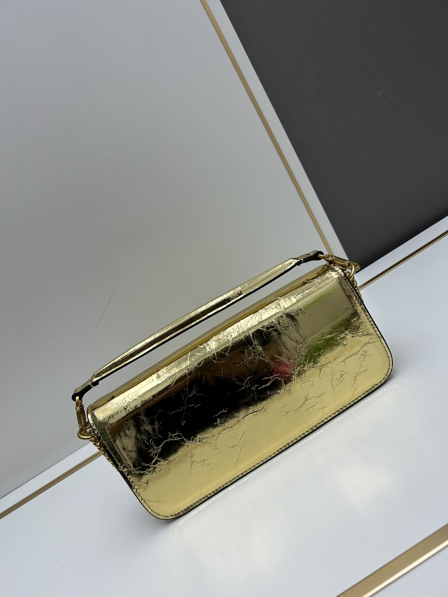 经典包袋升级，占据街头焦点。标志性铆钉点缀包身与包带，再来点新颜色瞧瞧，解锁无限搭配可能！金属链条和细腻