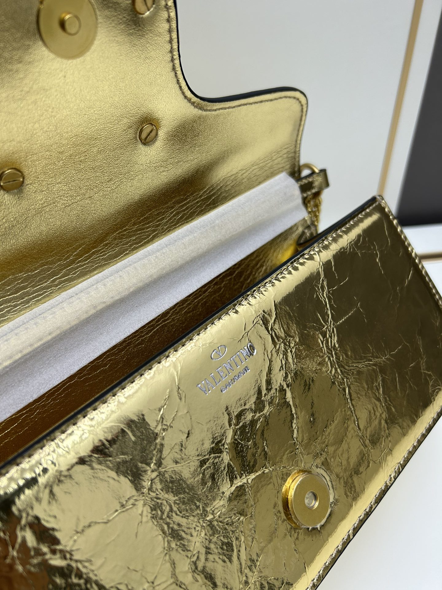 经典包袋升级，占据街头焦点。标志性铆钉点缀包身与包带，再来点新颜色瞧瞧，解锁无限搭配可能！金属链条和细腻