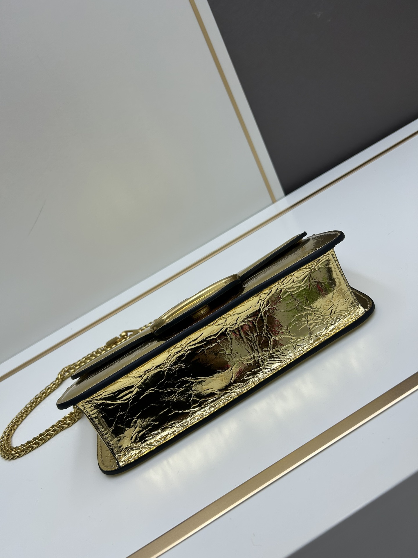 经典包袋升级，占据街头焦点。标志性铆钉点缀包身与包带，再来点新颜色瞧瞧，解锁无限搭配可能！金属链条和细腻