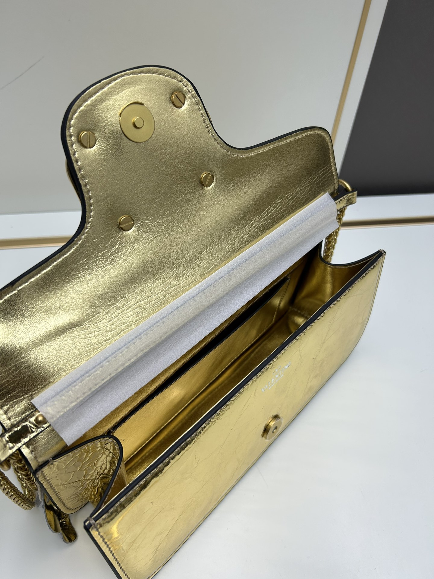 经典包袋升级，占据街头焦点。标志性铆钉点缀包身与包带，再来点新颜色瞧瞧，解锁无限搭配可能！金属链条和细腻