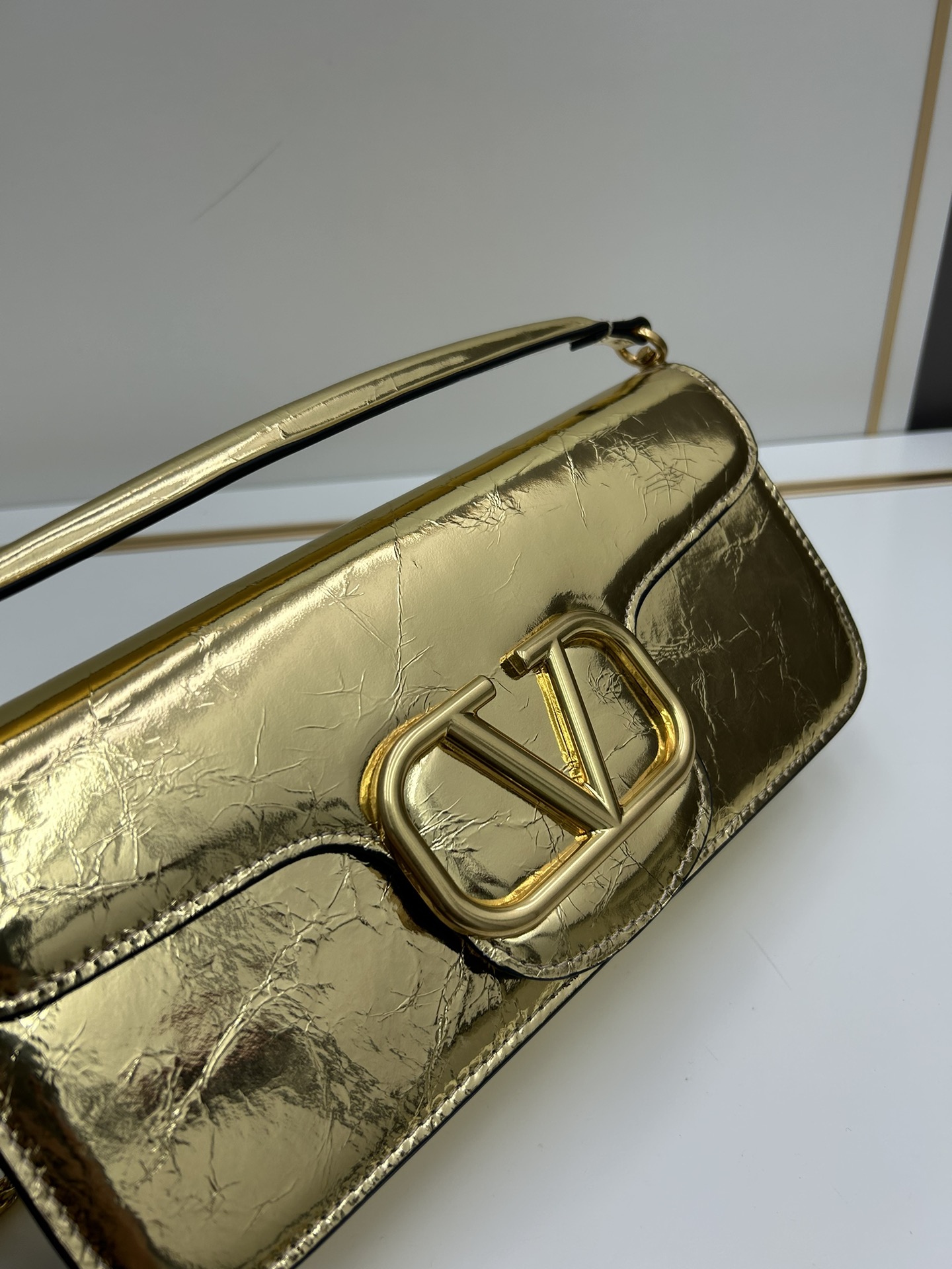 经典包袋升级，占据街头焦点。标志性铆钉点缀包身与包带，再来点新颜色瞧瞧，解锁无限搭配可能！金属链条和细腻