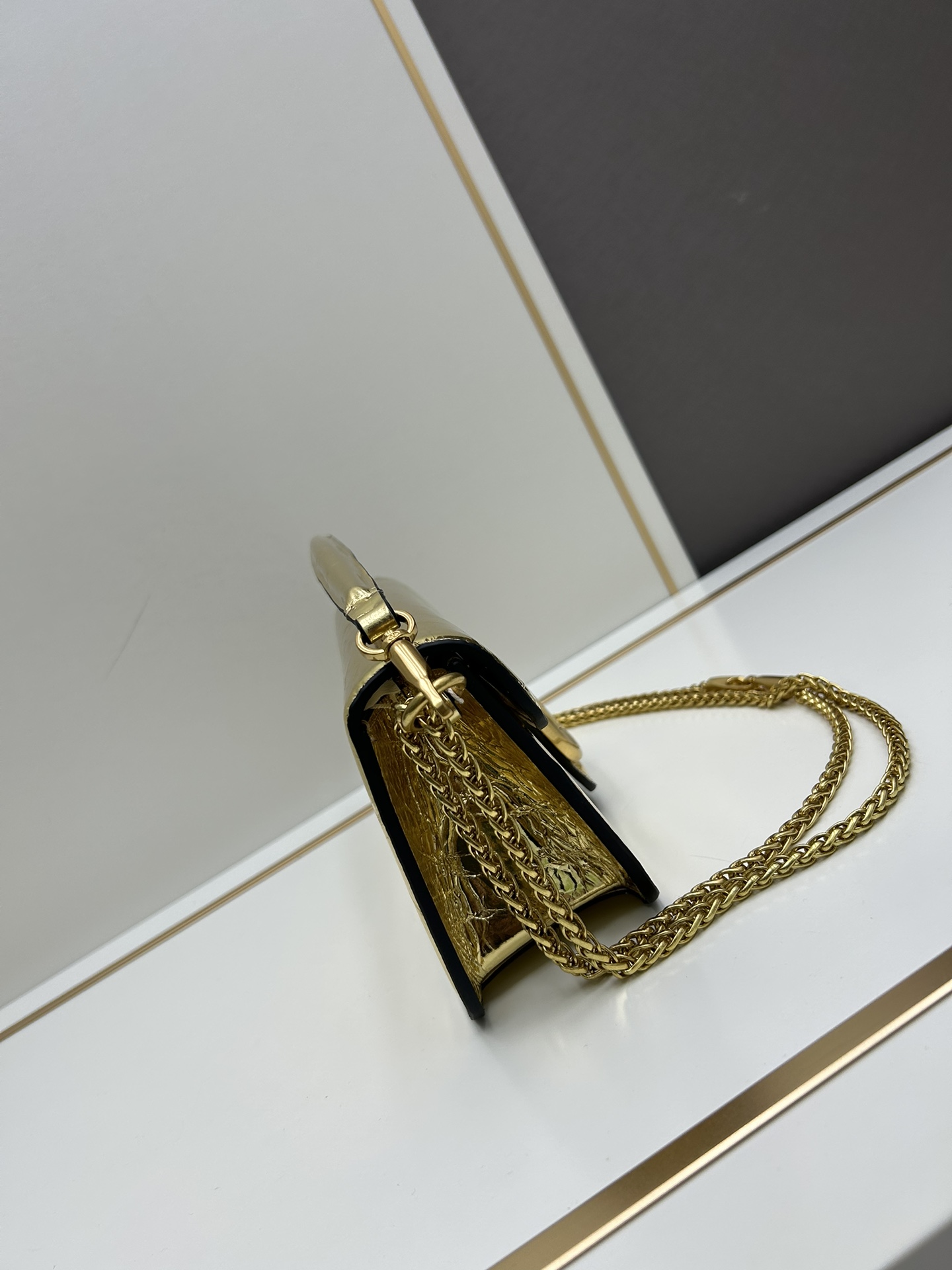 经典包袋升级，占据街头焦点。标志性铆钉点缀包身与包带，再来点新颜色瞧瞧，解锁无限搭配可能！金属链条和细腻