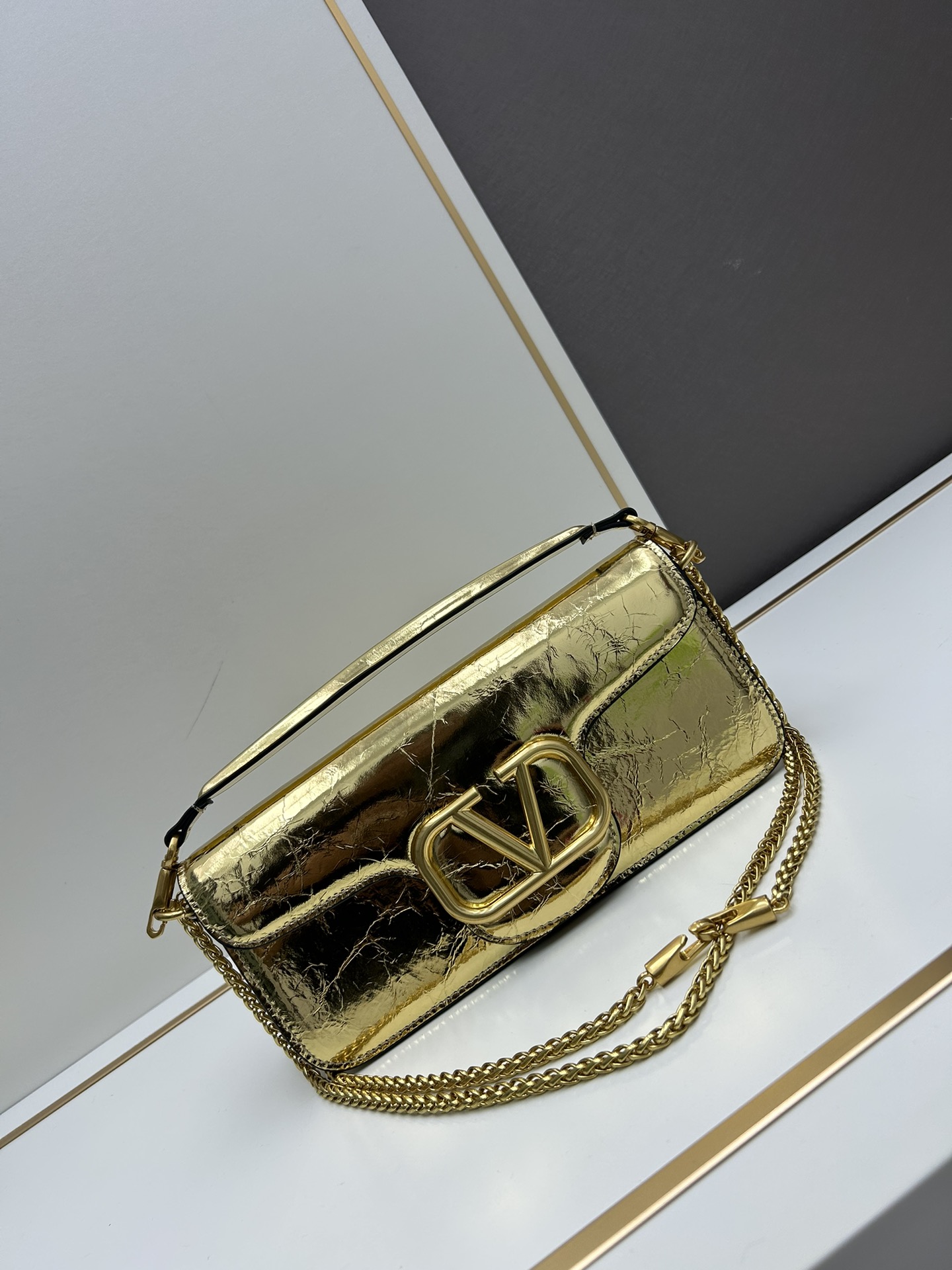 经典包袋升级，占据街头焦点。标志性铆钉点缀包身与包带，再来点新颜色瞧瞧，解锁无限搭配可能！金属链条和细腻