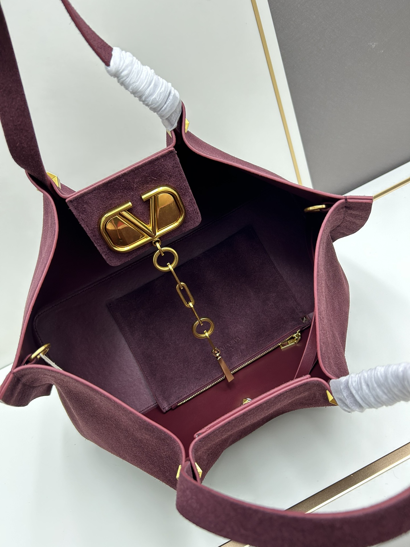 大号Garavani VLOGO Escape 磨砂牛皮大号购物袋，金属徽标饰件可用在包装内部作为开合，
