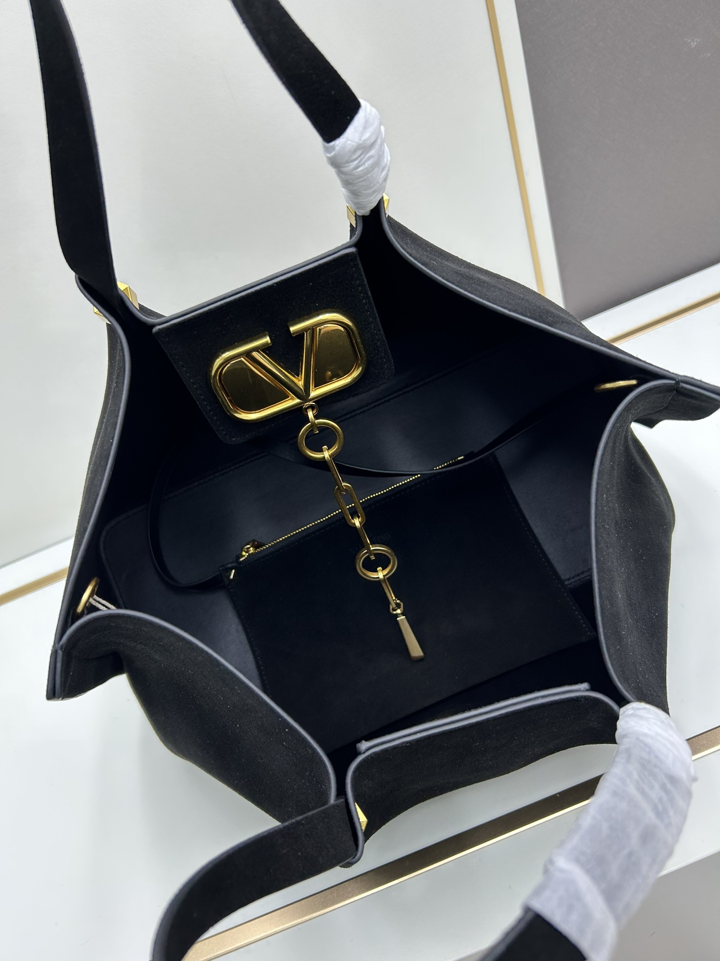 大号Garavani VLOGO Escape 磨砂牛皮大号购物袋，金属徽标饰件可用在包装内部作为开合，