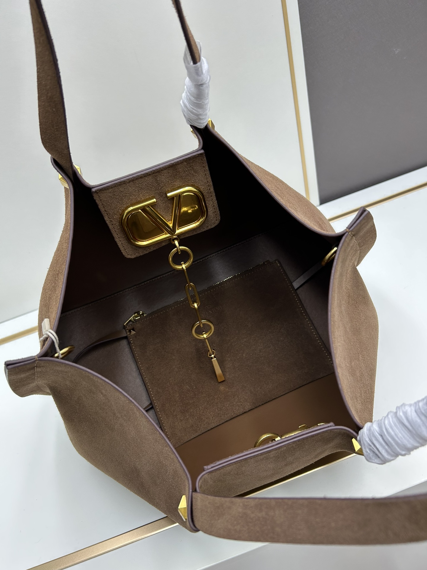 大号Garavani VLOGO Escape 磨砂牛皮大号购物袋，金属徽标饰件可用在包装内部作为开合，