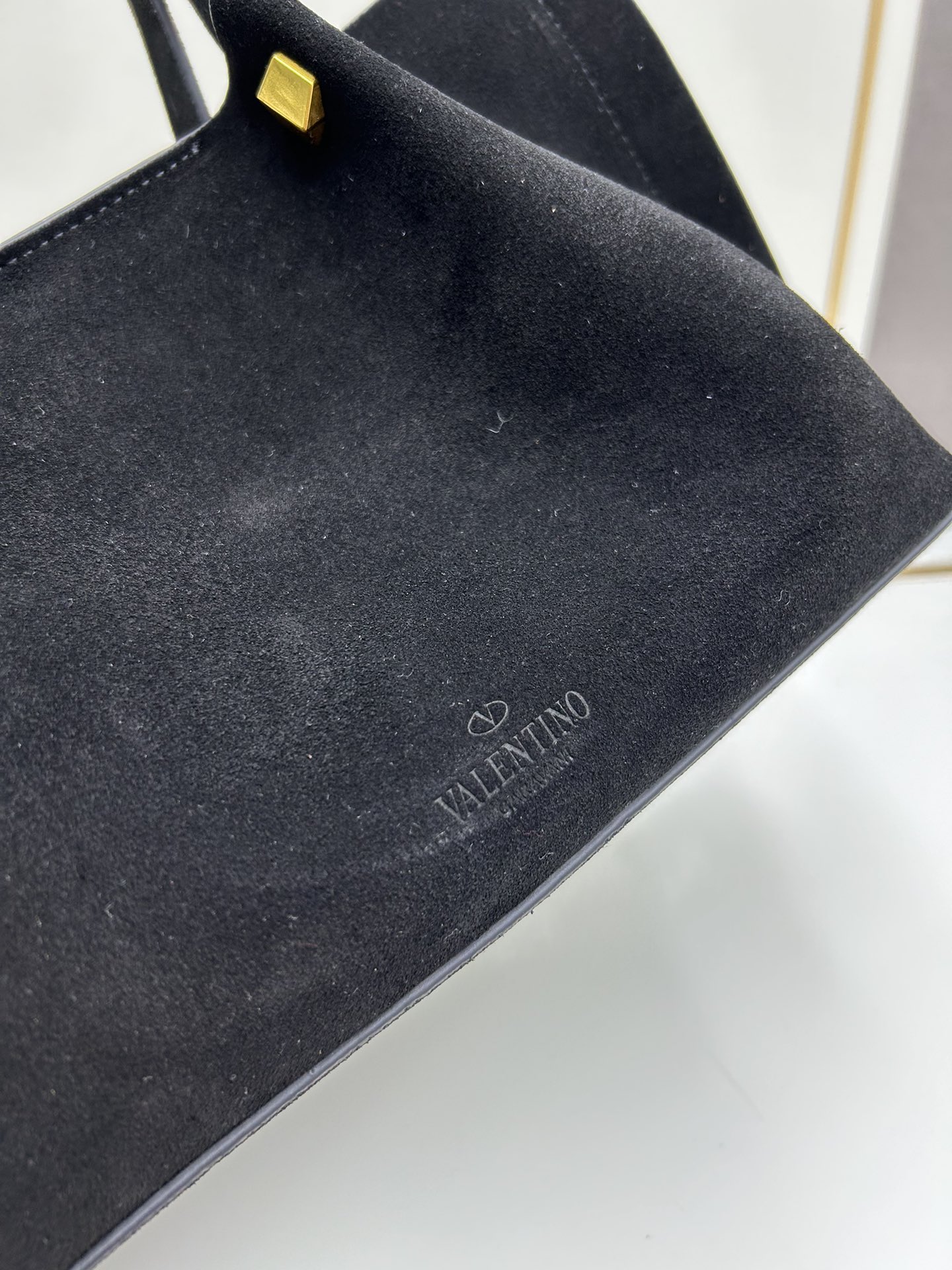 小号 Garavani VLOGO Escape 磨砂牛皮小号购物袋，金属徽标饰件可用在包装内部作为开合