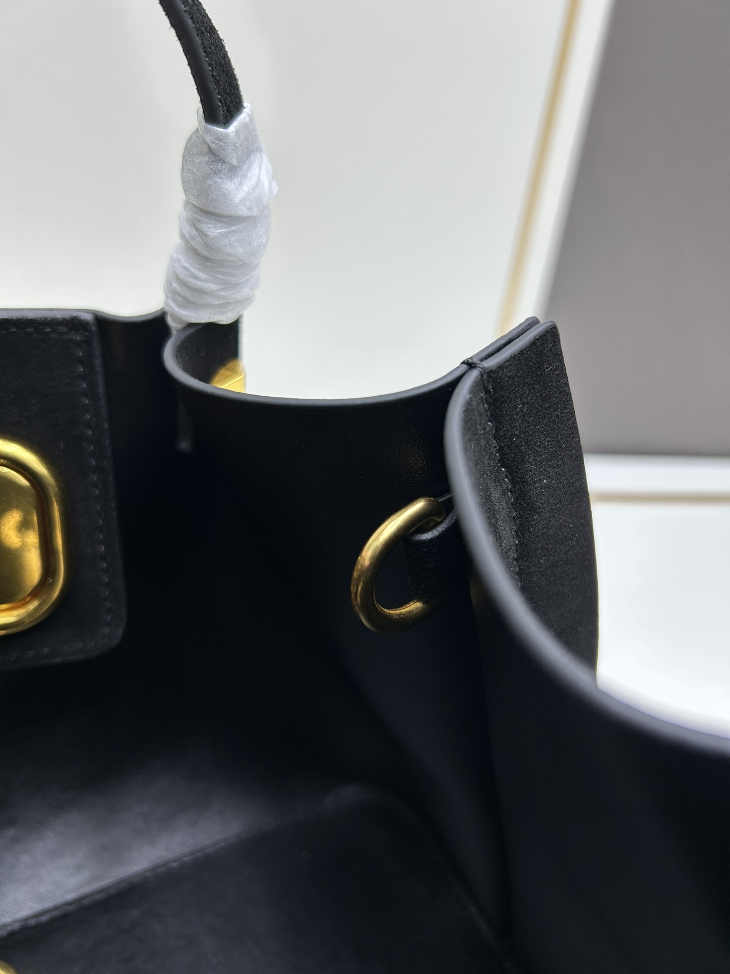 小号 Garavani VLOGO Escape 磨砂牛皮小号购物袋，金属徽标饰件可用在包装内部作为开合