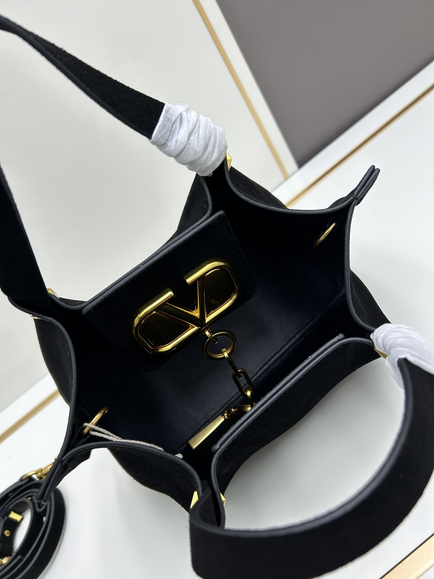小号 Garavani VLOGO Escape 磨砂牛皮小号购物袋，金属徽标饰件可用在包装内部作为开合