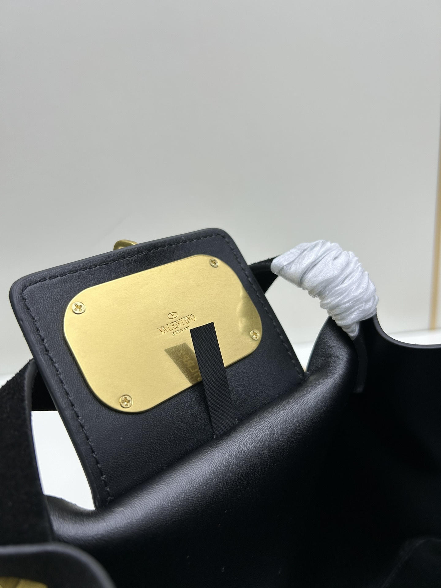 小号 Garavani VLOGO Escape 磨砂牛皮小号购物袋，金属徽标饰件可用在包装内部作为开合