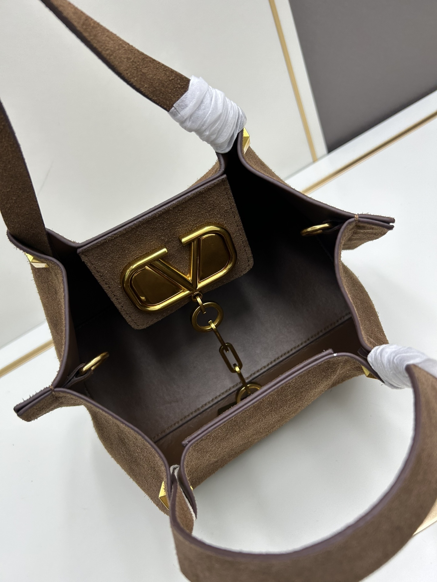 小号Garavani VLOGO Escape 磨砂牛皮小号购物袋，金属徽标饰件可用在包装内部作为开合，