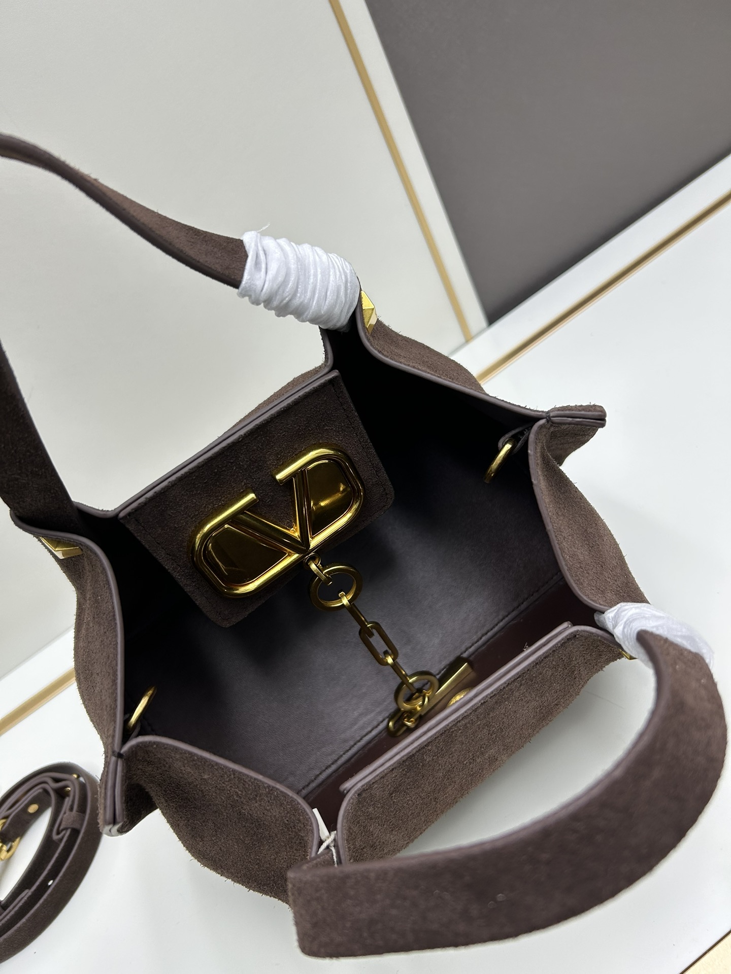 小号Garavani VLOGO Escape 磨砂牛皮小号购物袋，金属徽标饰件可用在包装内部作为开合，