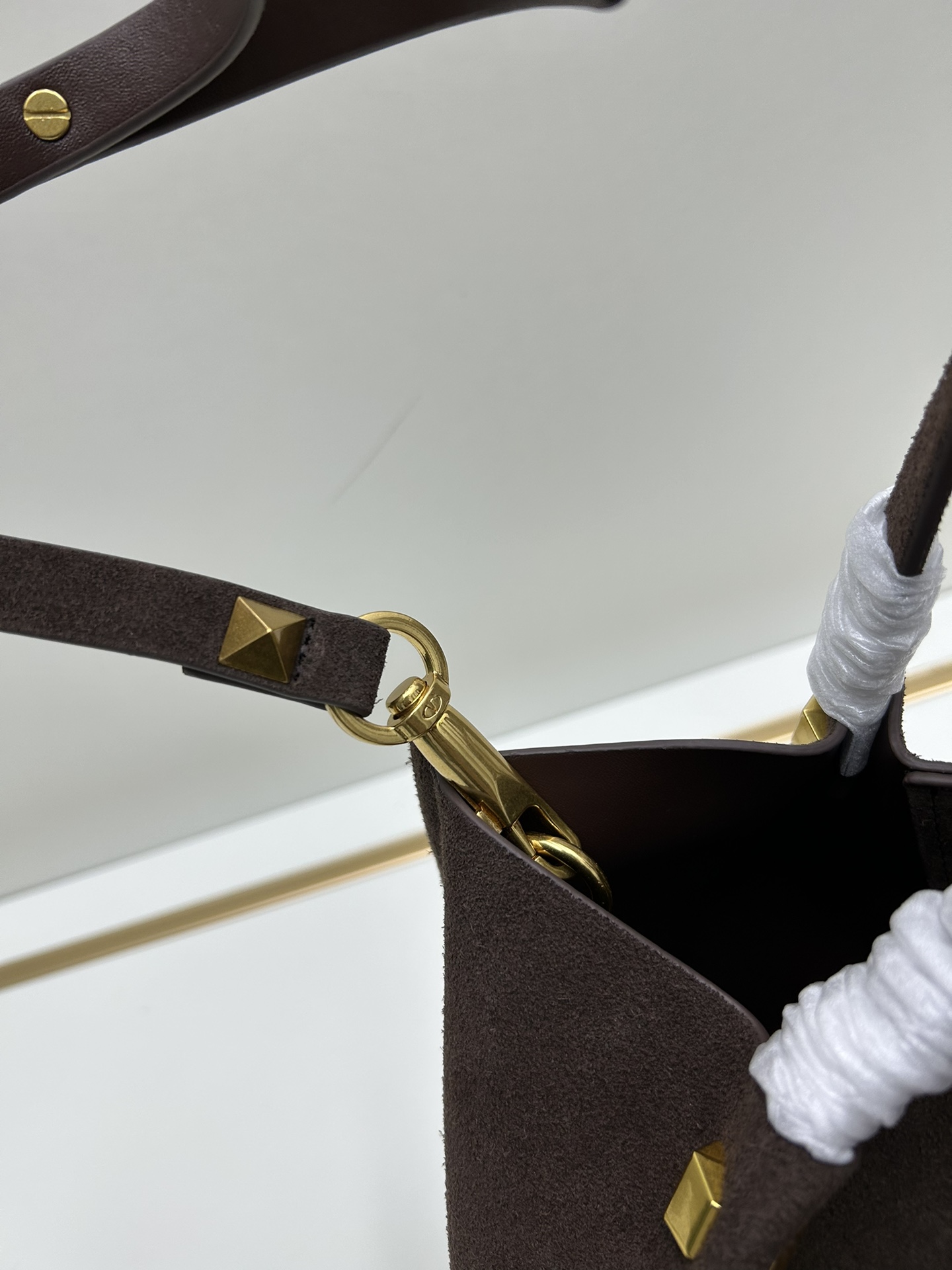 小号Garavani VLOGO Escape 磨砂牛皮小号购物袋，金属徽标饰件可用在包装内部作为开合，