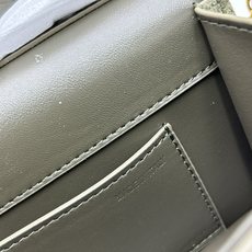 小号 经典包袋升级,磨砂皮占据街头,金属链条和细腻皮革组成别致双提柄,还可拆除变身手拿包,多重搭配方式, 小号 经典包袋升级,磨砂皮占据街头,金属链条和细腻皮革组成别致双提柄,还可拆除变身手拿包,多重搭配方式,