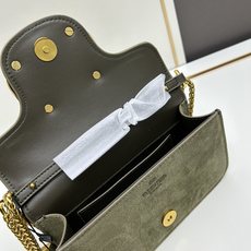 小号 经典包袋升级,磨砂皮占据街头,金属链条和细腻皮革组成别致双提柄,还可拆除变身手拿包,多重搭配方式, 小号 经典包袋升级,磨砂皮占据街头,金属链条和细腻皮革组成别致双提柄,还可拆除变身手拿包,多重搭配方式,