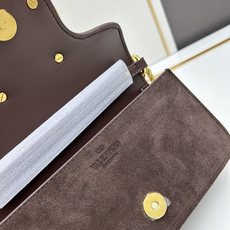 小号经典包袋升级,磨砂皮占据街头,金属链条和细腻皮革组成别致双提柄,还可拆除变身手拿包,多重搭配方式,兼 小号经典包袋升级,磨砂皮占据街头,金属链条和细腻皮革组成别致双提柄,还可拆除变身手拿包,多重搭配方式,兼