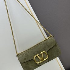 大号经典包袋升级,磨砂皮占据街头焦点。金属链条和细腻皮革组成别致双提柄,还可拆除变身手拿包,多重搭配方式 大号经典包袋升级,磨砂皮占据街头焦点。金属链条和细腻皮革组成别致双提柄,还可拆除变身手拿包,多重搭配方式