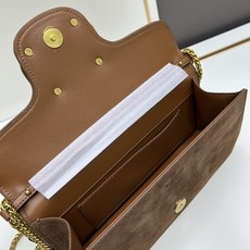 大号经典包袋升级,磨砂皮占据街头焦点。金属链条和细腻皮革组成别致双提柄,还可拆除变身手拿包,多重搭配方式 大号经典包袋升级,磨砂皮占据街头焦点。金属链条和细腻皮革组成别致双提柄,还可拆除变身手拿包,多重搭配方式