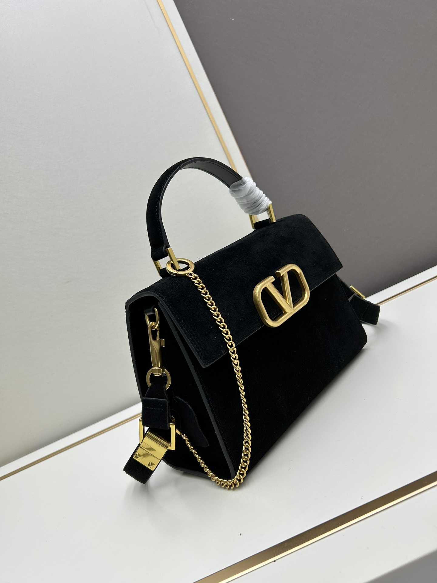 Valentino 全新磨砂皮 手袋，以簡約大方的立体外观搭配哑光V Logo，可手拎，背带长度可调节，