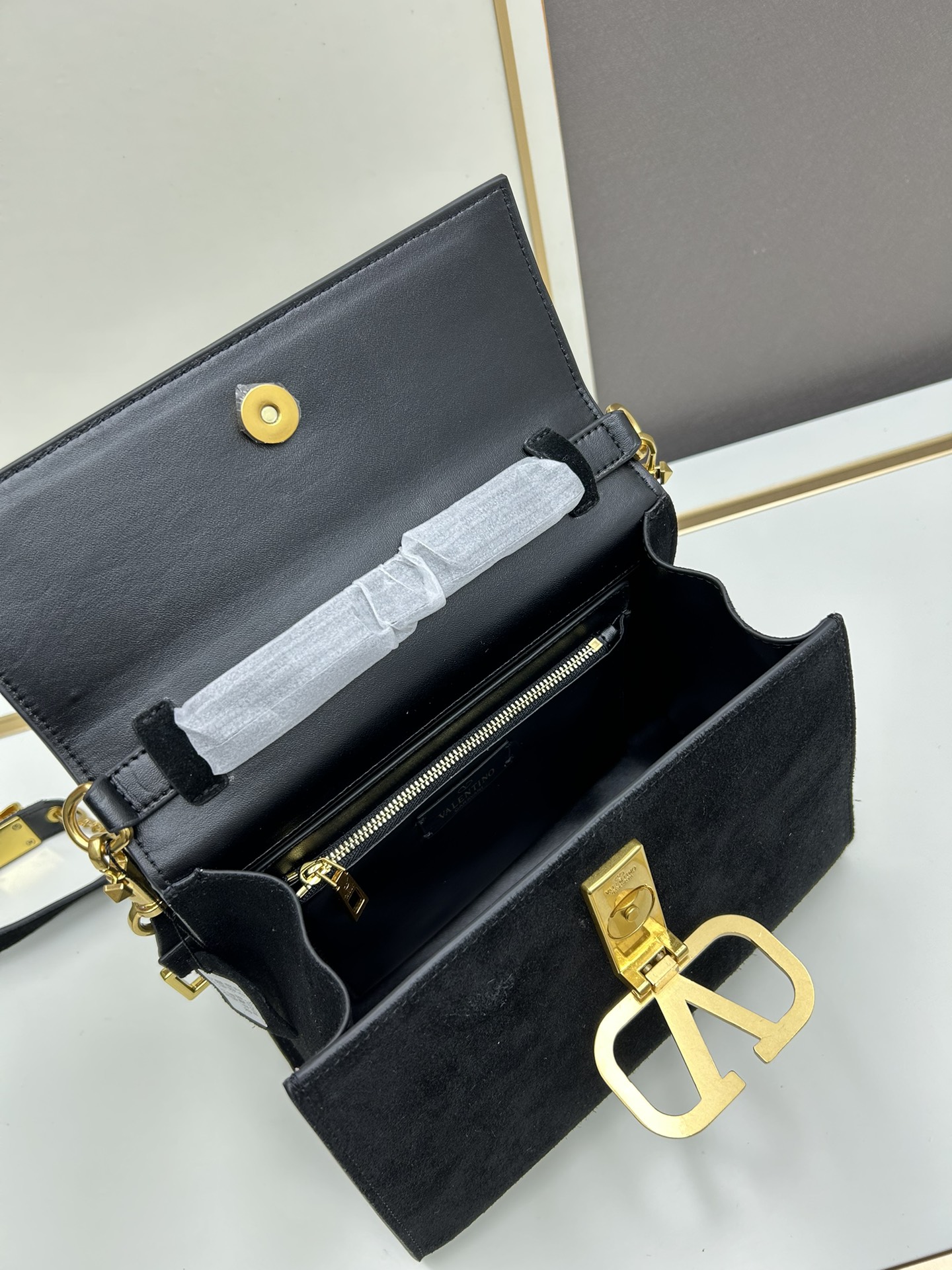 Valentino 全新磨砂皮 手袋，以簡約大方的立体外观搭配哑光V Logo，可手拎，背带长度可调节，