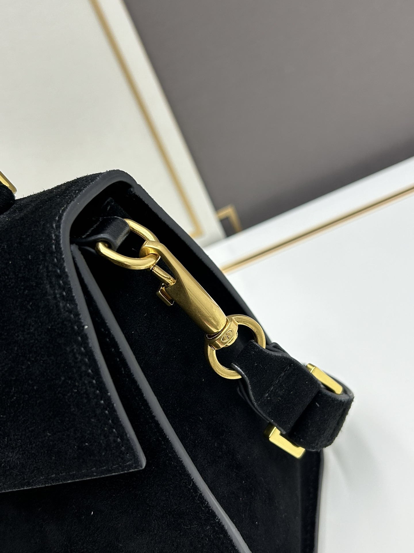 Valentino 全新磨砂皮 手袋，以簡約大方的立体外观搭配哑光V Logo，可手拎，背带长度可调节，