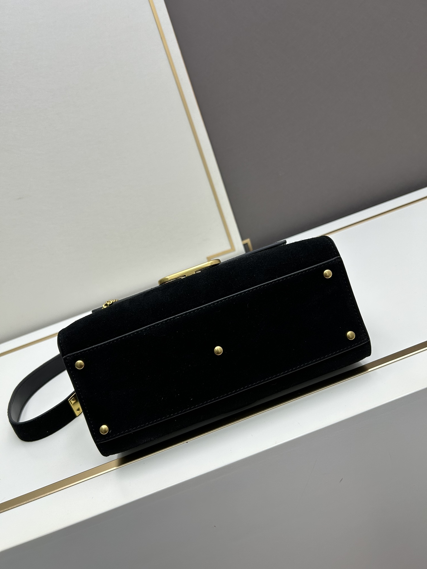 Valentino 全新磨砂皮 手袋，以簡約大方的立体外观搭配哑光V Logo，可手拎，背带长度可调节，