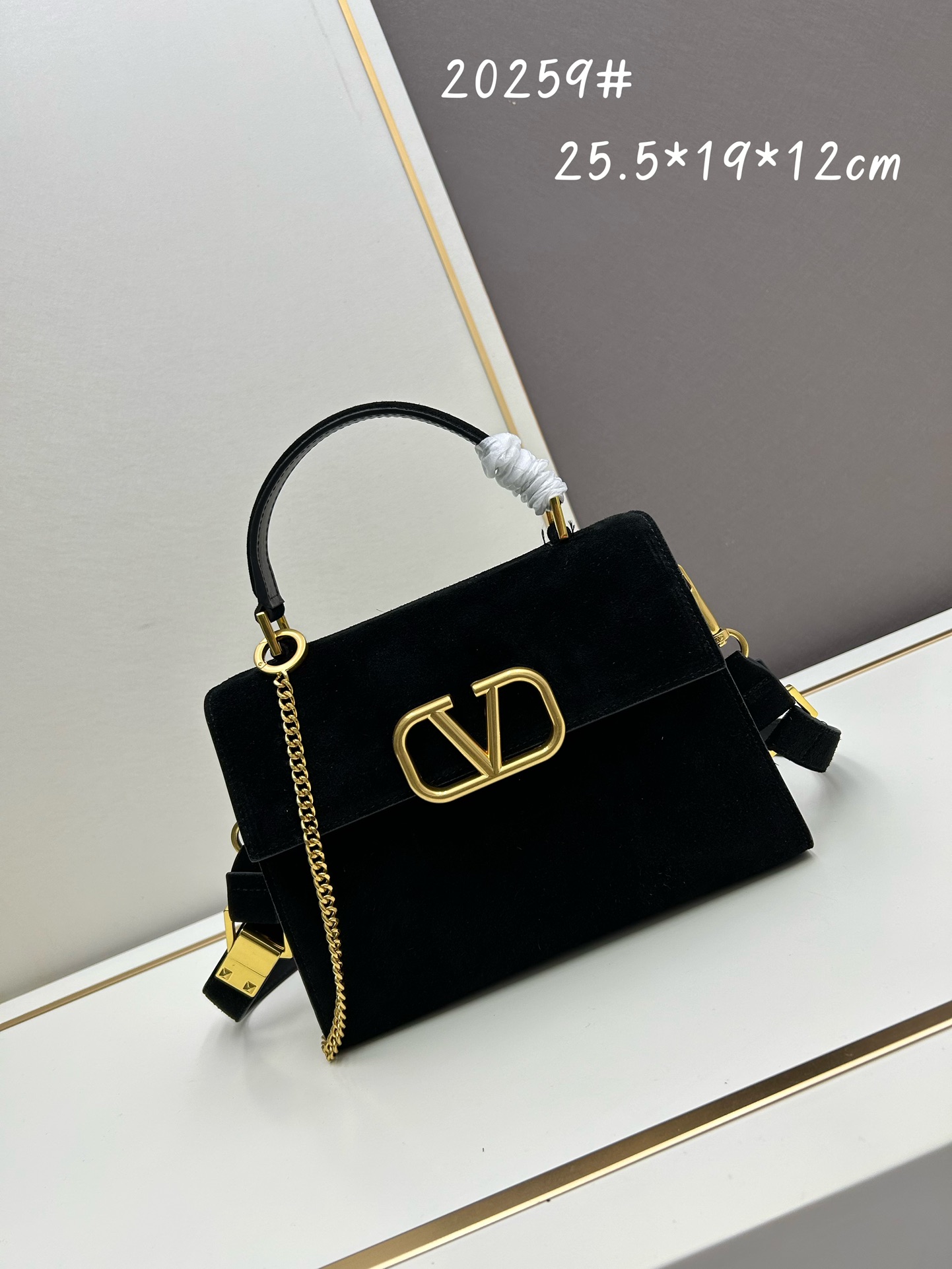 Valentino 全新磨砂皮 手袋，以簡約大方的立体外观搭配哑光V Logo，可手拎，背带长度可调节，