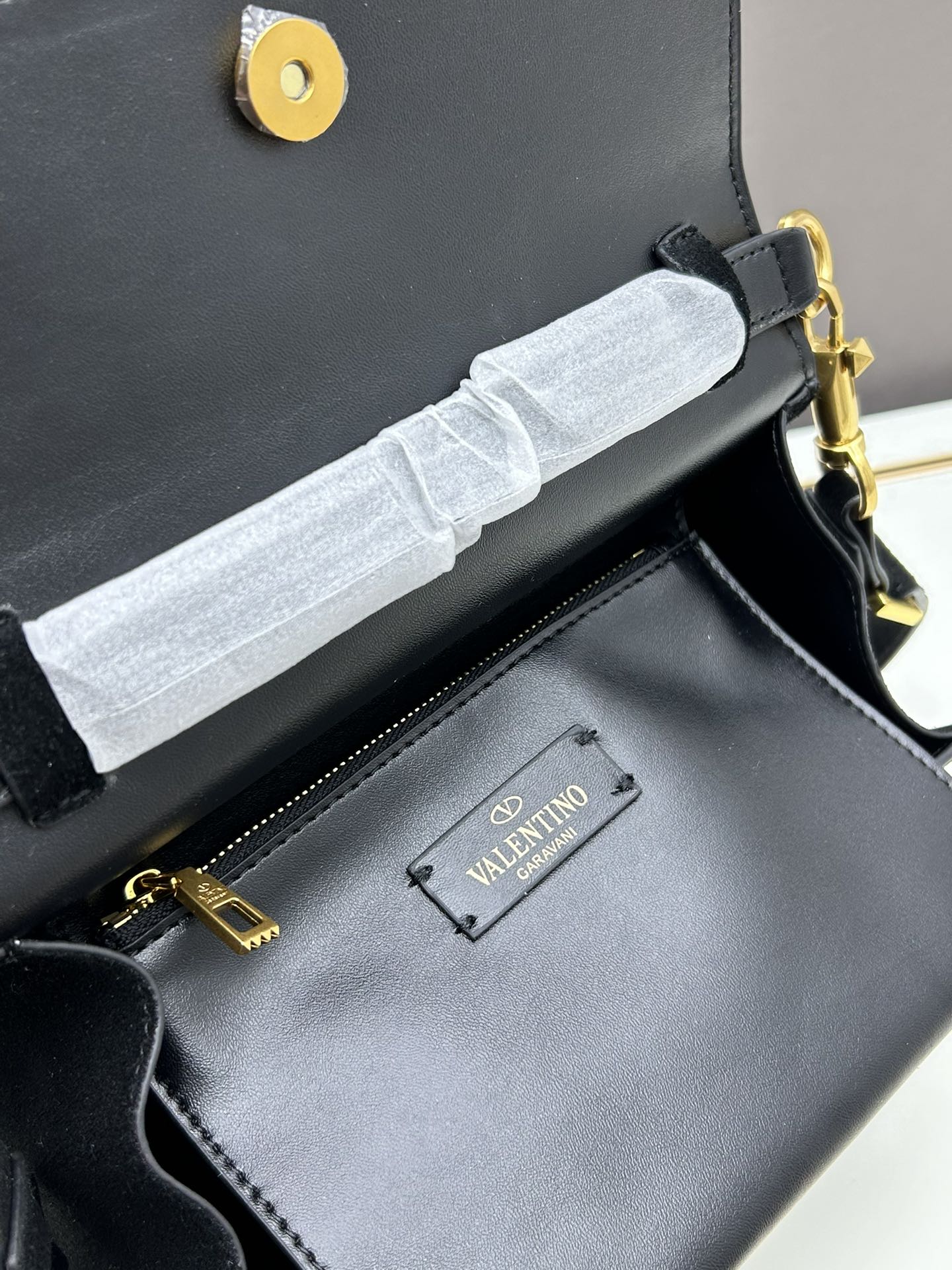 Valentino 全新磨砂皮 手袋，以簡約大方的立体外观搭配哑光V Logo，可手拎，背带长度可调节，