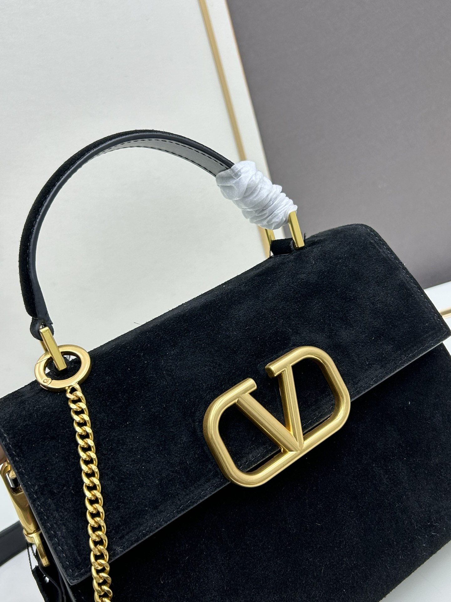 Valentino 全新磨砂皮 手袋，以簡約大方的立体外观搭配哑光V Logo，可手拎，背带长度可调节，