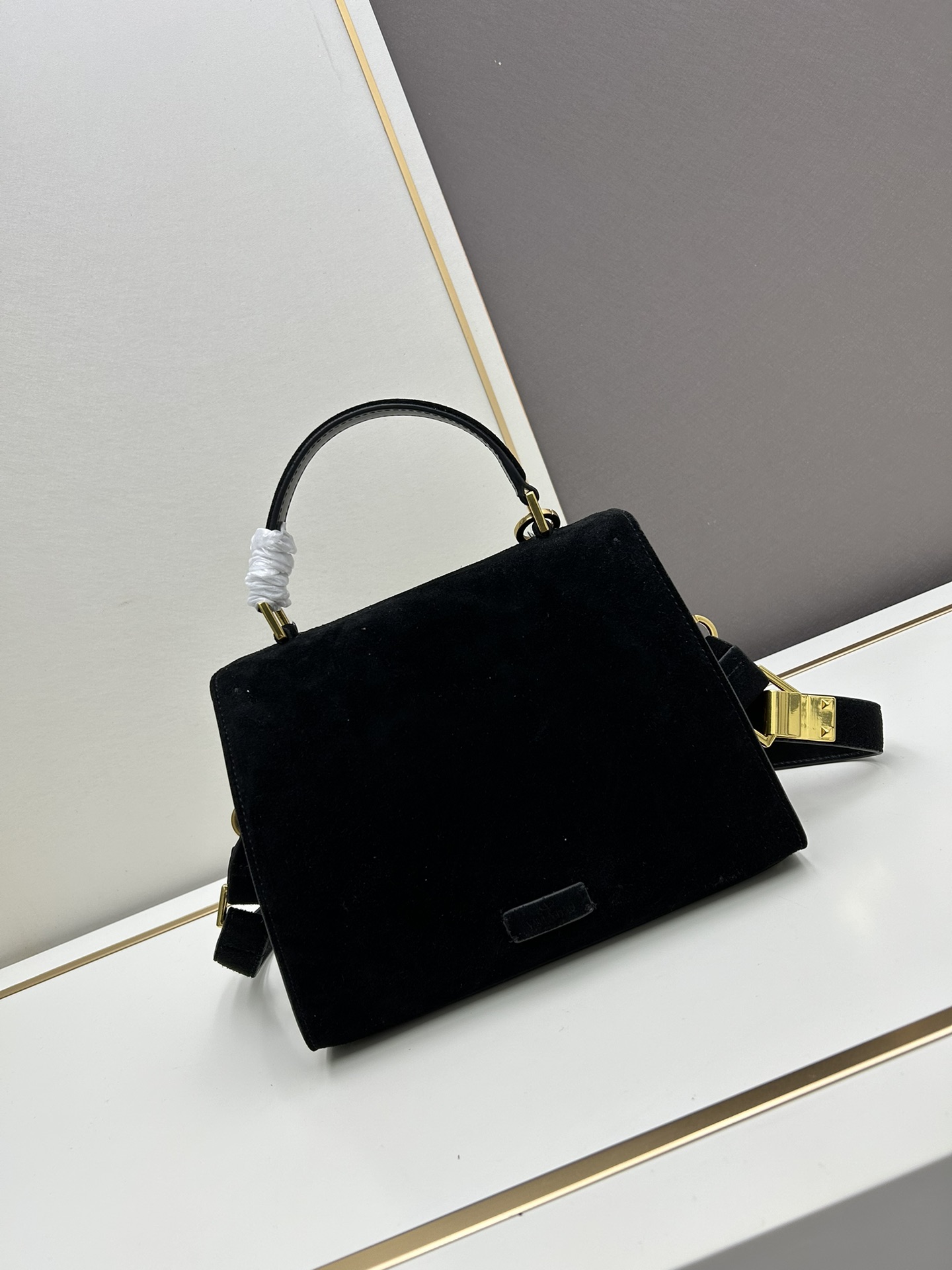 Valentino 全新磨砂皮 手袋，以簡約大方的立体外观搭配哑光V Logo，可手拎，背带长度可调节，