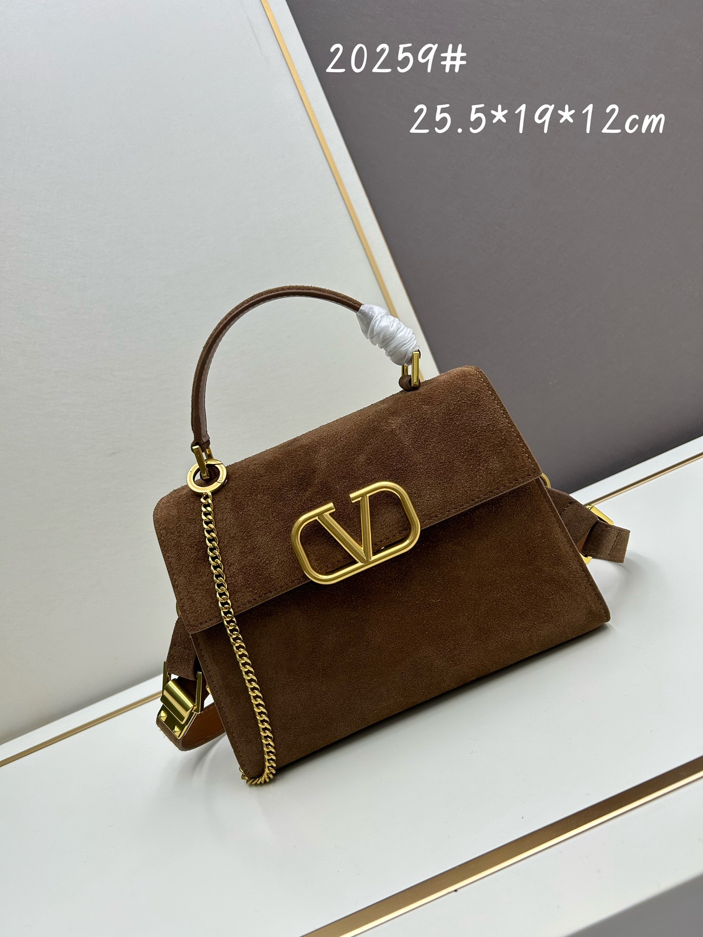 Valentino 全新磨砂皮 手袋，以簡約大方的立体外观搭配哑光V Logo，可手拎，背带长度可调节，