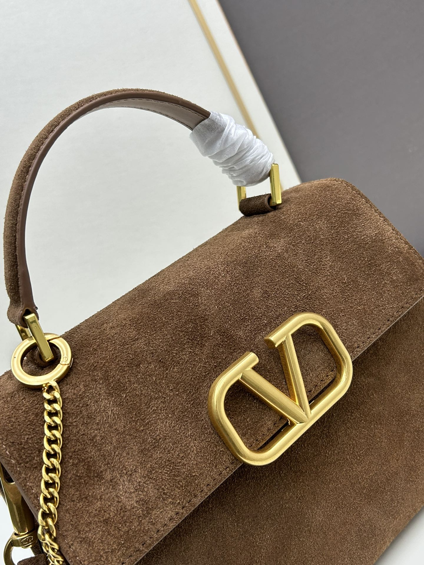 Valentino 全新磨砂皮 手袋，以簡約大方的立体外观搭配哑光V Logo，可手拎，背带长度可调节，