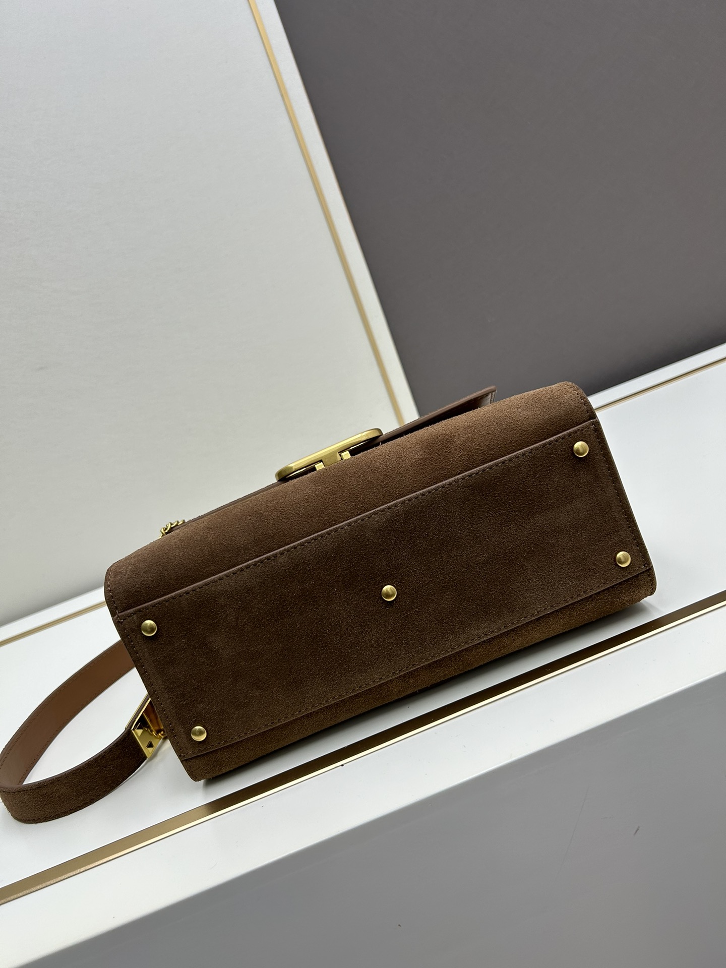 Valentino 全新磨砂皮 手袋，以簡約大方的立体外观搭配哑光V Logo，可手拎，背带长度可调节，