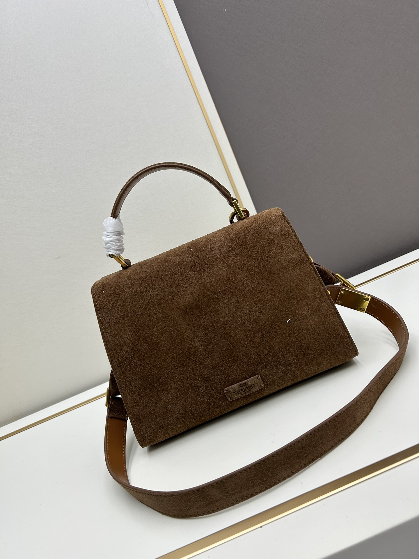 Valentino 全新磨砂皮 手袋，以簡約大方的立体外观搭配哑光V Logo，可手拎，背带长度可调节，