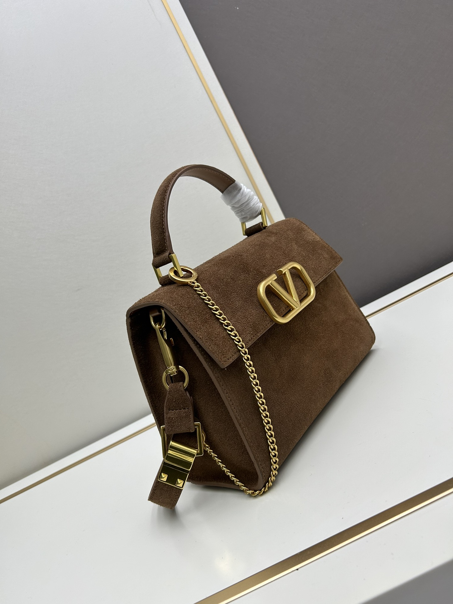 Valentino 全新磨砂皮 手袋，以簡約大方的立体外观搭配哑光V Logo，可手拎，背带长度可调节，