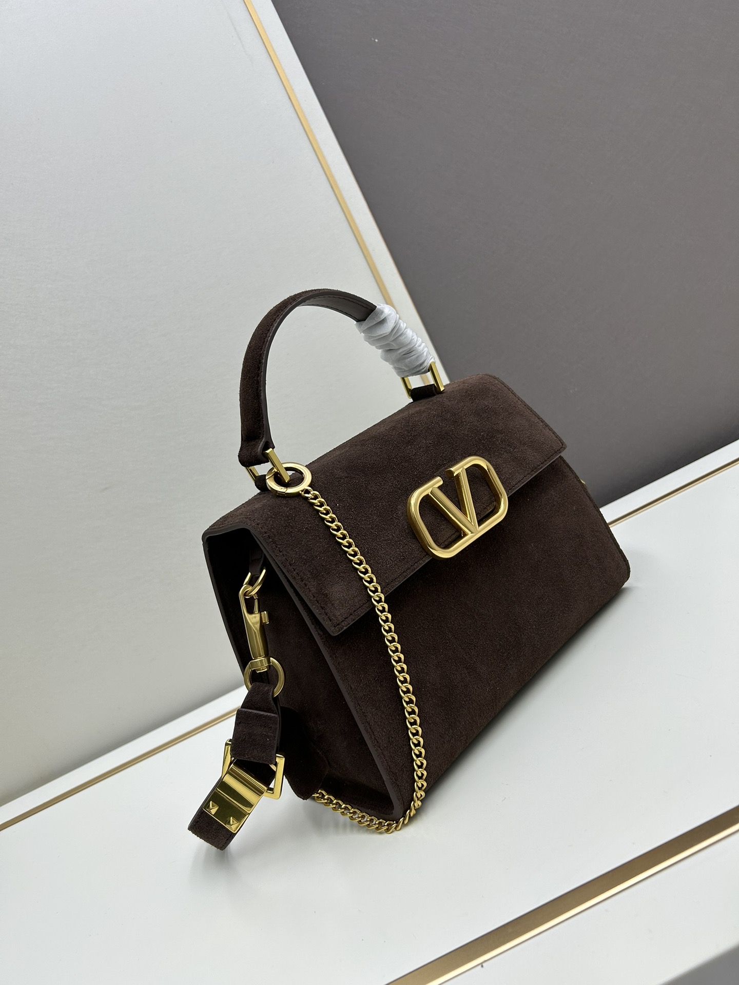 Valentino 全新磨砂皮 手袋，以簡約大方的立体外观搭配哑光V Logo，可手拎，背带长度可调节，